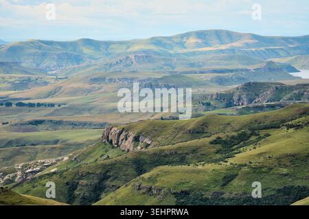 Vallées sereines avec un environnement luxuriant. Vaste paysage du Drakensberg avec lacs et collines Banque D'Images