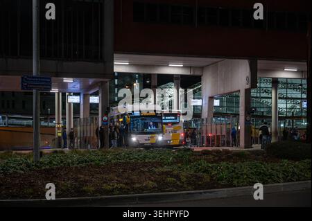 Grand arrêt de bus et magasin de ligne de Lijn à la gare de Louvain photographié la nuit. Infrastructure de transport public et pôle de mobilité. Leuven, Bel Banque D'Images