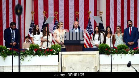 Arlington, États-Unis. 25 mai 2026. Le président des États-Unis Donald J Trump prononce un discours dans l'amphithéâtre après avoir déposé une couronne sur la tombe des inconnus au cimetière national d'Arlington à Arlington, en Virginie, le jour du souvenir, lundi 25 mai 2026. Photo de Kyle Mazza /UPI crédit : UPI/Alamy Live News Banque D'Images