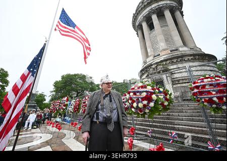 New York, États-Unis. 25 mai 2026. Jerry Alperstein, vétéran de la guerre juive, passe devant des couronnes lors de la cérémonie du jour commémoratif de l'Association des soldats et des marins dans l'Upper West Side de Manhattan, New York, NY, le 25 mai 2026. (Photo par Anthony Behar/SipaUSA) crédit : Sipa USA/Alamy Live News Banque D'Images