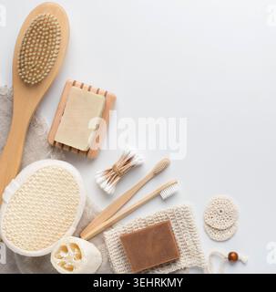 Ensemble d'accessoires de salle de bain fait à la main avec du savon et des brosses à dents en bambou eco Banque D'Images
