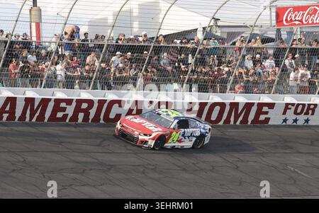 Concord, États-Unis. 24 mai 2026. William Byron conduit la Raptor Chevrolet No. 24 devant une foule de fans lors du Coca Cola 600 au Charlotte Motor Speedway à Concord, Caroline du Nord, le 24 mai 2026. La course de la NASCAR Cup Series est l'un des événements les plus longs du sport à 600 miles et traditionnellement tenue le week-end du Memorial Day. (Photo de TRACY KIMBALL/The Herald/TNS/Sipa USA) crédit : Sipa USA/Alamy Live News Banque D'Images