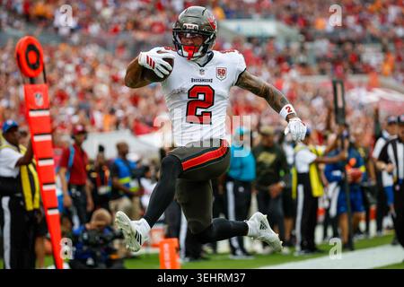 Le receveur large des Buccaneers de Tampa Bay Emeka Egbuka (2) saute dans la zone finale pour un touchdown contre les Patriots de la Nouvelle-Angleterre à Tampa Bay le 9 novembre 2025. Avec Mike Evans maintenant un San Francisco 49er, Egbuka est devenu la pièce maîtresse de l'attaque. (Photo Jefferee Woo/Tampa Bay Times/TNS/Sipa USA) Banque D'Images