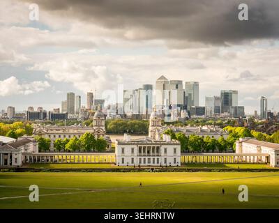 Queen's House et Old Royal Naval College à Greenwich Park, avec les gratte-ciel étincelants de Canary Wharf s'élevant de façon spectaculaire sous un ciel orageux. Banque D'Images
