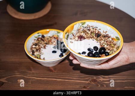 Style de vie sain pour le petit déjeuner avec bol à smoothie aux baies granola et bleuets frais Banque D'Images
