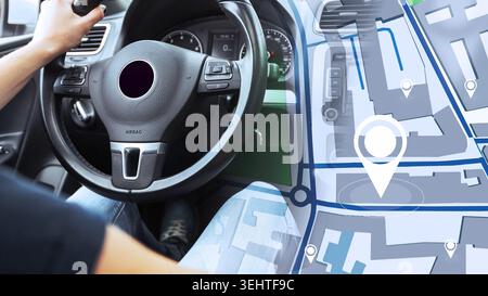 Carte montrant l'itinéraire pour le voyage en taxi avec le chauffeur utilisant la navigation pendant la conduite Banque D'Images