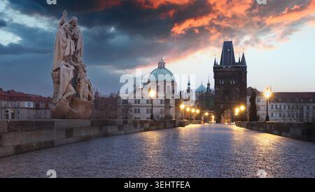 Prague - le pont Charles dans la matinée Banque D'Images