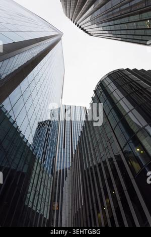 Vue en bas angle des gratte-ciels modernes dans le quartier financier Banque D'Images