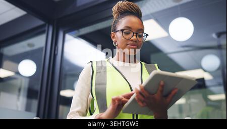 Technicien, chercheur et femme noire avec tablette au bureau pour la sécurité, la maintenance ou la conformité. Personne féminine, ingénieur ou sous-traitant surveillant Banque D'Images