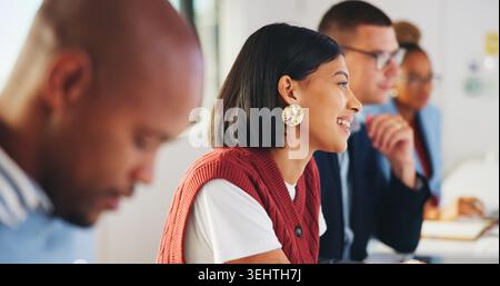 Femme, entreprise et sourire en réunion pour l'apprentissage, l'atelier et l'opportunité créative dans l'agence. Attention, employé et collègues au bureau pour Banque D'Images