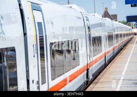Der im Jahr 2026 neu eingeführter ICE-l des spanischen Eisenbahnherstellers Talgo bedient die Strecke Westerland Sylt Hamburg Hbf Berlin Hbf sowie nach Nordrhein-Westfalen, betrieben mit Siemens Dual mode Vectron-Lokomotive 248 508, Zug im Bahnhof von WesterlandMarschbahn-Strecke auf der Nordsee-Insel Sylt, Sylt Schleswig 2026 exploité avec la locomotive Siemens Dual mode Vectron 248 508, train i. Banque D'Images