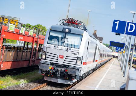 Der im Jahr 2026 neu eingeführter ICE-l des spanischen Eisenbahnherstellers Talgo bedient die Strecke Westerland Sylt Hamburg Hbf Berlin Hbf sowie nach Nordrhein-Westfalen, betrieben mit Siemens Dual mode Vectron-Lokomotive 248 508, Zug im Bahnhof von WesterlandMarschbahn-Strecke auf der Nordsee-Insel Sylt, Sylt Schleswig 2026 exploité avec la locomotive Siemens Dual mode Vectron 248 508, train i. Banque D'Images