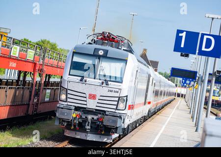 Der im Jahr 2026 neu eingeführter ICE-l des spanischen Eisenbahnherstellers Talgo bedient die Strecke Westerland Sylt Hamburg Hbf Berlin Hbf sowie nach Nordrhein-Westfalen, betrieben mit Siemens Dual mode Vectron-Lokomotive 248 508, Zug im Bahnhof von WesterlandMarschbahn-Strecke auf der Nordsee-Insel Sylt, Sylt Schleswig 2026 exploité avec la locomotive Siemens Dual mode Vectron 248 508, train i. Banque D'Images