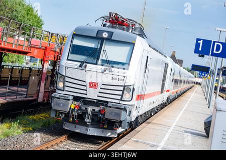 Der im Jahr 2026 neu eingeführter ICE-l des spanischen Eisenbahnherstellers Talgo bedient die Strecke Westerland Sylt Hamburg Hbf Berlin Hbf sowie nach Nordrhein-Westfalen, betrieben mit Siemens Dual mode Vectron-Lokomotive 248 508, Zug im Bahnhof von WesterlandMarschbahn-Strecke auf der Nordsee-Insel Sylt, Sylt Schleswig 2026 exploité avec la locomotive Siemens Dual mode Vectron 248 508, train i. Banque D'Images
