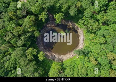 Cratère météorite Kaali contenant un lac, un repère naturel situé sur Saaremaa, Estonie, Europe, vue aérienne. Banque D'Images
