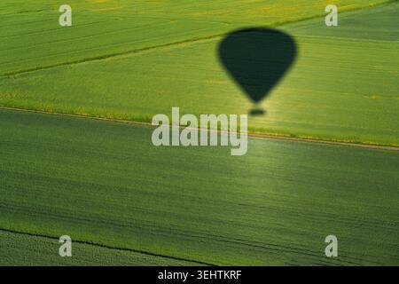 Vol en montgolfière. Vue aérienne sur le terrain pendant le coucher du soleil. Paysage de drone. Paysage agricole vu de l'air. Banque D'Images