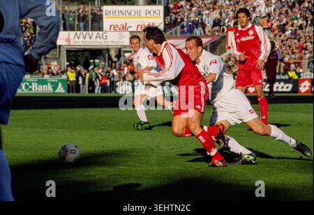 Image d'archive. Mönchengladbach Allemagne 18 octobre 2003 2003/2004 Bundesliga match Borussia Mönchengladbach vs Bayern München au stade Bökelberg. Le jeu se termine par un tirage au sort de 0-0. Jens Jeremies chassé par Jeff Strasser Monchengladbach, Moenchengladbach, Muenchen, munchen, Munich, Boekelberg, bokelberg, Banque D'Images