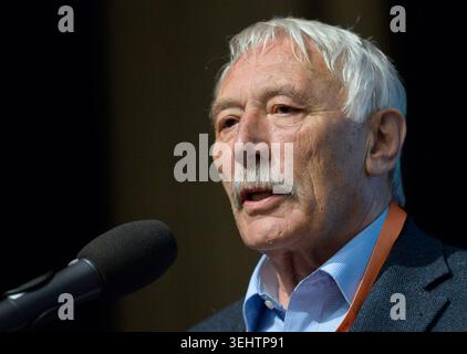 ***PHOTO DE FICHIER*** L'eurodéputé tchèque Richard Falbr prend la parole lors du sixième congrès de la Confédération tchèque-morave des syndicats (CMKOS) à Prague, en République tchèque, le 25 avril 2014. (CTK photo/Michal Dolezal) Banque D'Images