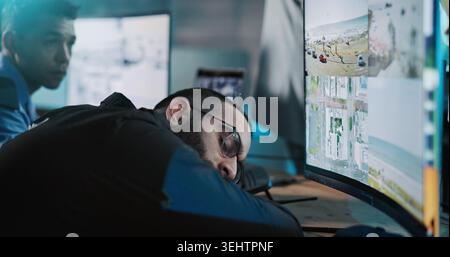 Sommeil, gardien de sécurité et ordinateur pour la surveillance, caméra et moniteur cctv pour la sécurité du gouvernement. Fatigué, burnout et homme dans la salle de contrôle avec Banque D'Images
