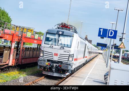 Der im Jahr 2026 neu eingeführter ICE-l des spanischen Eisenbahnherstellers Talgo bedient die Strecke Westerland Sylt Hamburg Hbf Berlin Hbf sowie nach Nordrhein-Westfalen, betrieben mit Siemens Dual mode Vectron-Lokomotive 248 508, Zug im Bahnhof von WesterlandMarschbahn-Strecke auf der Nordsee-Insel Sylt, Sylt Schleswig 2026 exploité avec la locomotive Siemens Dual mode Vectron 248 508, train i. Banque D'Images