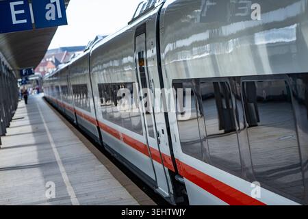 Der im Jahr 2026 neu eingeführter ICE-l des spanischen Eisenbahnherstellers Talgo bedient die Strecke Westerland Sylt Hamburg Hbf Berlin Hbf sowie nach Nordrhein-Westfalen, betrieben mit Siemens Dual mode Vectron-Lokomotive 248 508, Zug im Bahnhof von WesterlandMarschbahn-Strecke auf der Nordsee-Insel Sylt, Sylt Schleswig 2026 exploité avec la locomotive Siemens Dual mode Vectron 248 508, train i. Banque D'Images