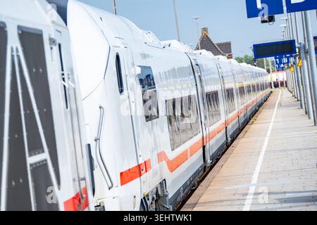 Der im Jahr 2026 neu eingeführter ICE-l des spanischen Eisenbahnherstellers Talgo bedient die Strecke Westerland Sylt Hamburg Hbf Berlin Hbf sowie nach Nordrhein-Westfalen, betrieben mit Siemens Dual mode Vectron-Lokomotive 248 508, Zug im Bahnhof von WesterlandMarschbahn-Strecke auf der Nordsee-Insel Sylt, Sylt Schleswig 2026 exploité avec la locomotive Siemens Dual mode Vectron 248 508, train i. Banque D'Images