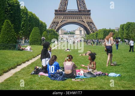 23 mai 2026 Paris France les gens profitent du soleil sur le champs de mars pendant une canicule Banque D'Images