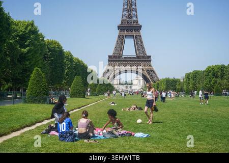 23 mai 2026 Paris France les gens profitent du soleil sur le champs de mars pendant une canicule Banque D'Images