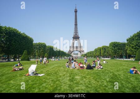 23 mai 2026 Paris France les gens profitent du soleil sur le champs de mars pendant une canicule Banque D'Images