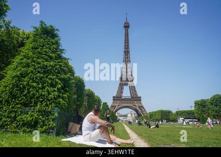 23 mai 2026 Paris France les gens profitent du soleil sur le champs de mars pendant une canicule Banque D'Images