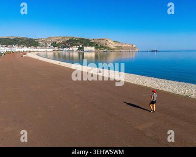 Llandudno , pays de Galles du Nord. Météo britannique : 26 mai 2026, les températures continuent de monter en flèche à travers le Royaume-Uni et le week-end des vacances bancaires avec la température aujourd'hui pour être la plus élevée de l'année jusqu'à présent avec la perspective d'un autre record à être battu comme en témoigne sur la côte nord du pays de Galles à Llandudno, comté de Conwy, pays de Galles du Nord. ©DGDImages/Alamy Live News Banque D'Images