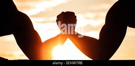 Bras de fer. Coucher de soleil, lever de soleil. Hommes mesurant les forces, bras deux hommes luttant au bras Banque D'Images