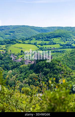 Château de Penne sur un éperon rocheux surplombant le village au coeur de la forêt de Grésigne et des Gorges de l'Aveyron Banque D'Images