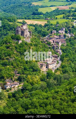 Château de Penne sur un éperon rocheux surplombant le village au coeur de la forêt de Grésigne et des Gorges de l'Aveyron Banque D'Images