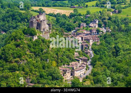 Château de Penne sur un éperon rocheux surplombant le village au coeur de la forêt de Grésigne et des Gorges de l'Aveyron Banque D'Images