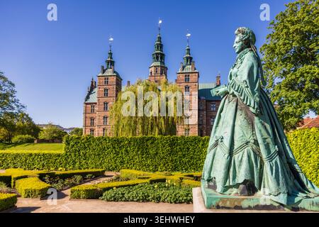 Statue de la reine Caroline Amélie avec le château de Rosenborg, Copenhague, Danemark Banque D'Images