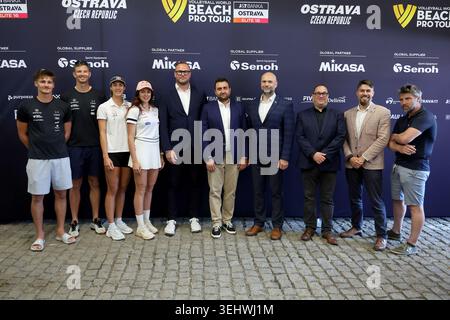 Une conférence de presse pour le J&T Banka Ostrava Beach Pro Tour a eu lieu à Ostrava, en République tchèque, le 26 mai 2026. De gauche à droite : les joueurs tchèques de Beach volley Tadeas Trousil et David Schweiner, les joueurs lettons de Beach volley Tina Graudina et Anastasija Samoilova, manager de l'équipe nationale tchèque Martin Lebl, directeur marketing de RAUL Petr Lesek, gouverneur de la région morave-silésienne Josef Belica, maire d'Ostrava Jan Dohnal, directeur marketing de Purposia Adam Soustruznik et auteur des trophées artistiques Radovan Stastny. (CTK photo/Petr Sznapka) Banque D'Images