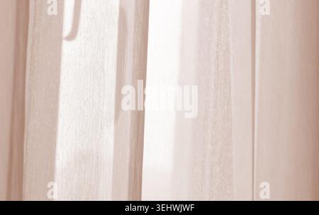 Lumière du soleil sur rideau, fond de tulle d'ombre flou, rideaux transparents, tissu de voile de soie avec bannière douce de soleil du matin, backgrou de tissu de fenêtre légère Banque D'Images