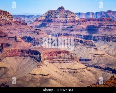 Grand Canyon, le 12 mai 2026 - Une formation en cloche multicouche dans le Grand Canyon avec des stiations rouge-orange Banque D'Images