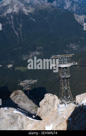 Cette vue panoramique imprenable capture la vue imprenable sur le massif de Zugspitze et la luxuriante vallée d'Ammergau depuis un point de vue élevé dans la rue Munich Banque D'Images