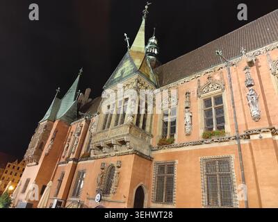 Place du marché. Ancien bâtiment de l'hôtel de ville à Wroclaw Pologne avec façade d'architecture gothique et spires la nuit Banque D'Images