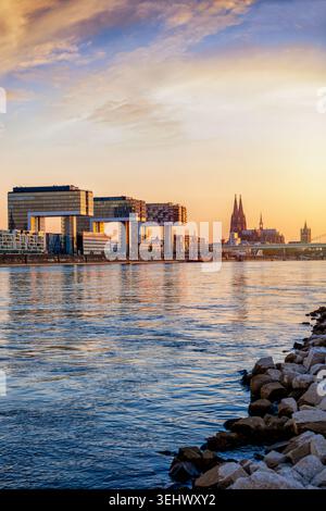 Belle vue au lever du soleil sur la skyline de Cologne, Allemagne, des rives sur le Rhin jusqu'à la cathédrale avec la lumière dorée du soleil Banque D'Images