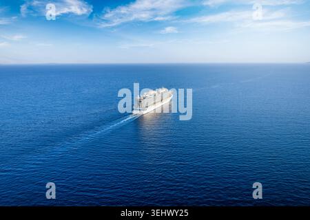 Vue aérienne d'un bateau de croisière naviguant au-dessus de l'océan bleu avec espace de copie comme concept de voyage et de vacances Banque D'Images