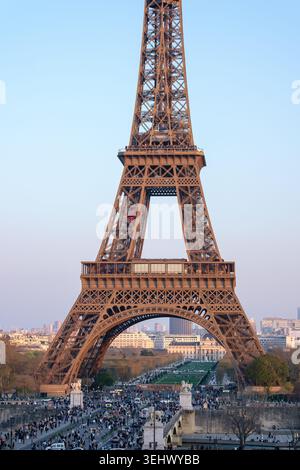 Paris, France - 20 mars 2026 : vue panoramique des foules de touristes sous la célèbre Tour Eiffel à Paris France Banque D'Images