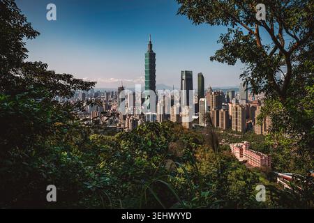 Horizon de Taipei avec Taipei 101 vu à travers une végétation luxuriante depuis Elephant Mountain, Xiangshan Trail, Taipei, Taiwan Banque D'Images