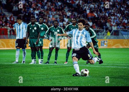 Image d'archive Utrecht pays-Bas 2 juillet 2005 finale des championnats de la Coupe du monde de football jeunesse de la FIFA au stade de Galgenwaard pays-Bas Argentine vs Nigeria. Le match se termine par une victoire de 2-1 pour les Argentins. Lionel Messi tire l'Argentine vers la victoire sur place. football, u20, jeugd, wk, wm, weltmeisterschaft, jugend, Banque D'Images