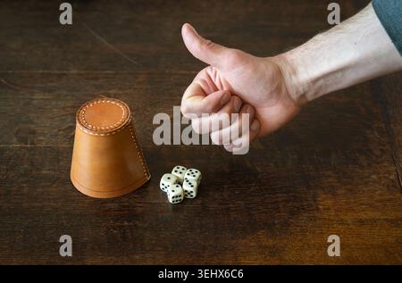 Pouces vers le haut pour gagner droit dans le jeu de dés, Gamblers Luck concept Banque D'Images