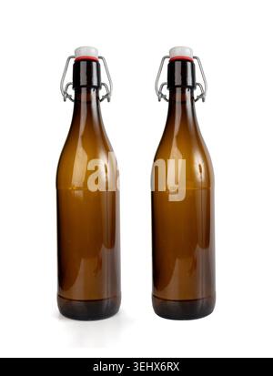 Vieille bouteille de bière, bouteille de bière vintage en verre brun isolé, un symbole de boisson traditionnelle de qualité testée par le temps sur fond blanc Banque D'Images