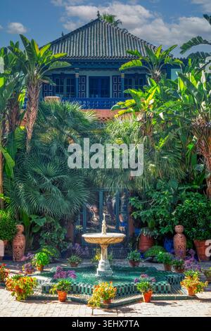 Marrakech, Maroc - 01 mai 2026 : une fontaine en pierre dans un bassin carrelé en forme d'étoile fait des bulles dans le pavillon emblématique du jardin Majorelle à Marrakech. Le Banque D'Images