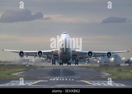 TORONTO, CANADA : un Boeing 747 décollant de la piste 05 à l'aéroport international Pearson de Toronto (YYZ) sous un ciel couvert et de mauvaise humeur. Banque D'Images